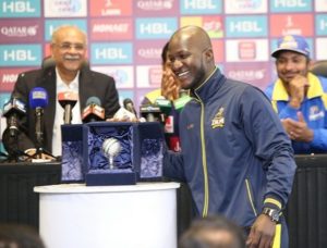 Darren Sammy unveiled best bowler trophy for PSLT20 2017