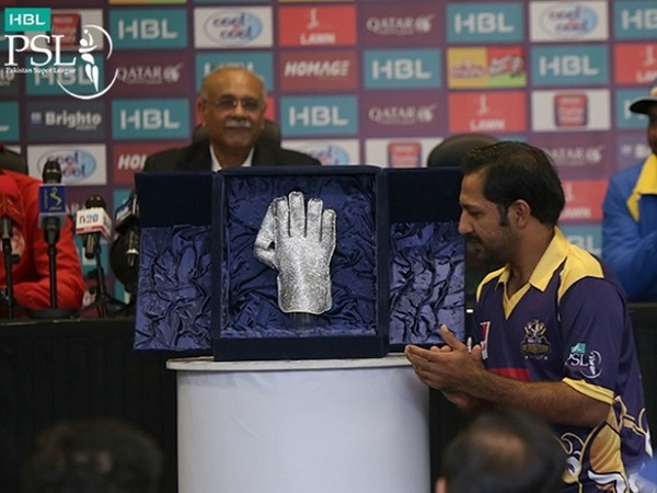 Sarfraz Ahmed unveiled best wicket-keeper trophy for PSL 2017